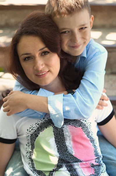 Anne ve genç oğlu