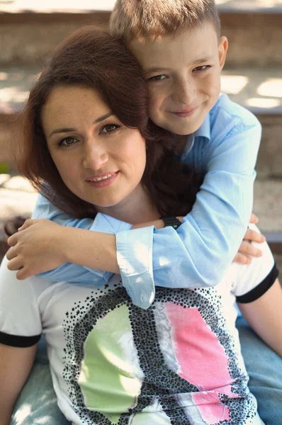 母亲和十几岁的儿子 免版税图库图片