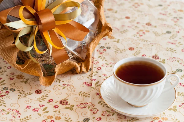 Tasse Tee mit Schokoladenstrauß — Stockfoto