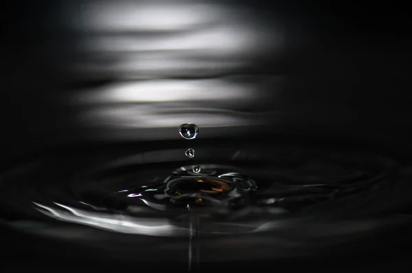 Gota de água e ondas — Fotografia de Stock