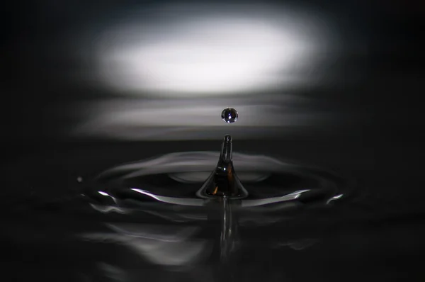 Kropla wody i fale — Zdjęcie stockowe