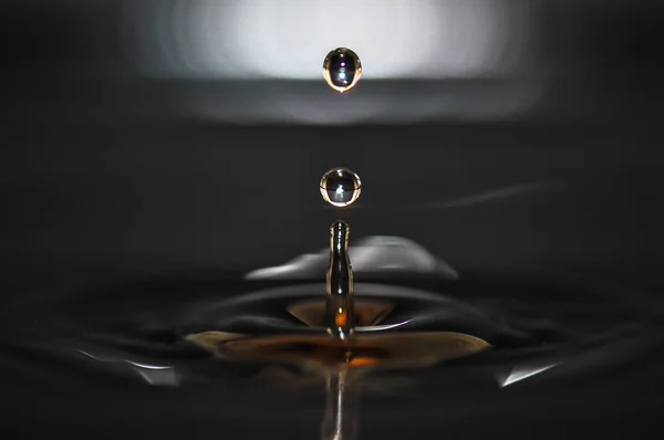 Gota de água e ondas — Fotografia de Stock