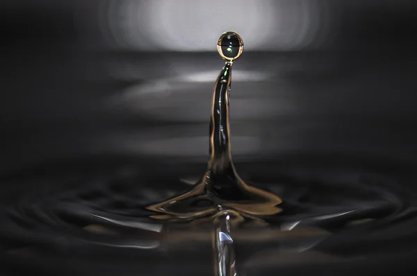 Water drop and waves — Stock Photo, Image