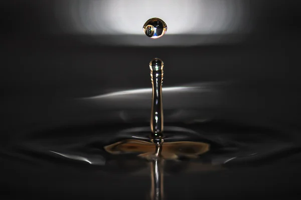 Gota de água e ondas — Fotografia de Stock