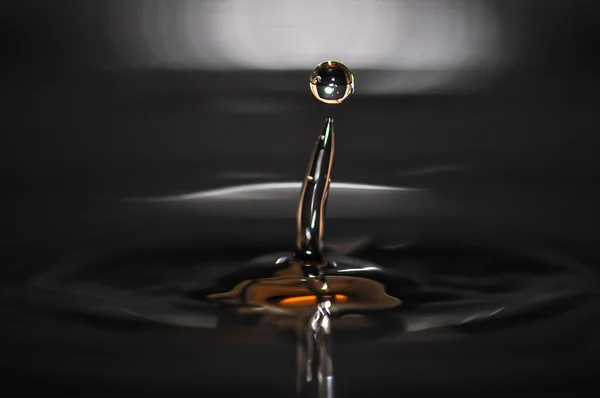 Gota de água e ondas — Fotografia de Stock