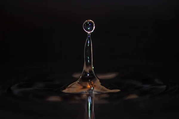 Goccia d'acqua e onde — Foto Stock