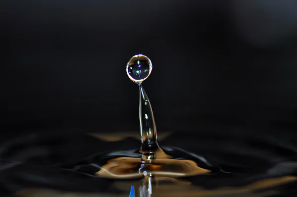 Waterdruppel en golven — Stockfoto