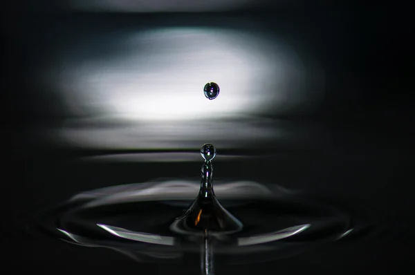 Gota de água e ondas — Fotografia de Stock