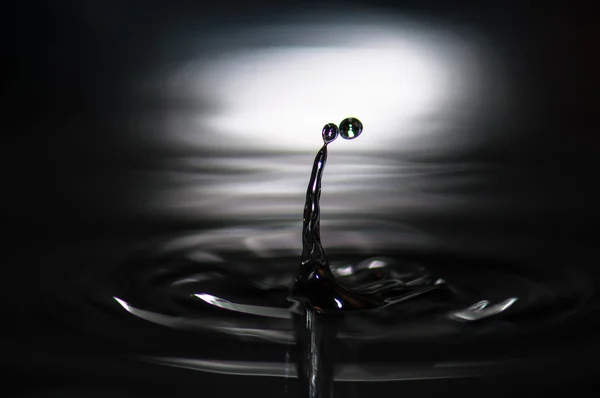 Kropla wody i fale — Zdjęcie stockowe
