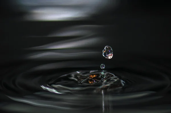 Gota de água e ondas — Fotografia de Stock