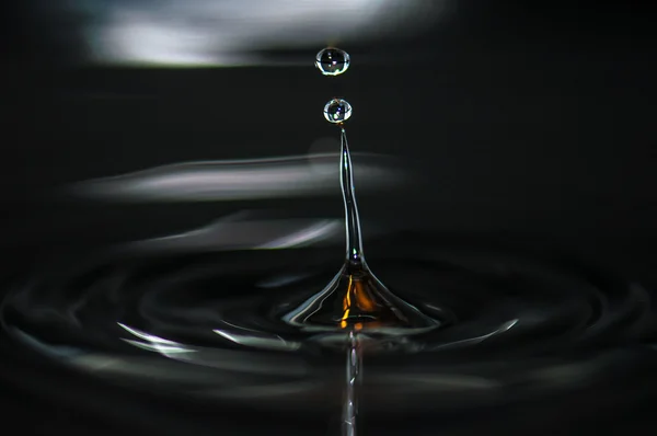 Waterdruppel en golven — Stockfoto