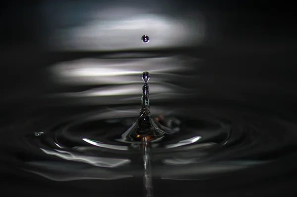 Gota de água e ondas — Fotografia de Stock