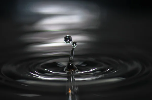 Gota de água e ondas — Fotografia de Stock