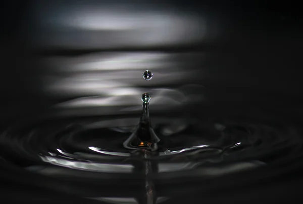 Water drop and waves — Stock Photo, Image