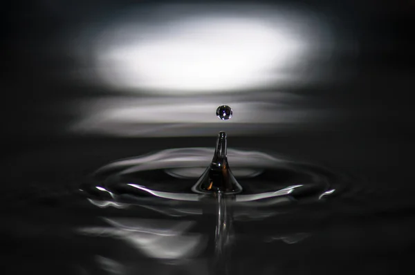 Water drop and waves — Stock Photo, Image