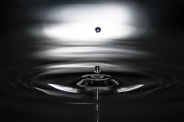 Water drop and waves — Stock Photo, Image