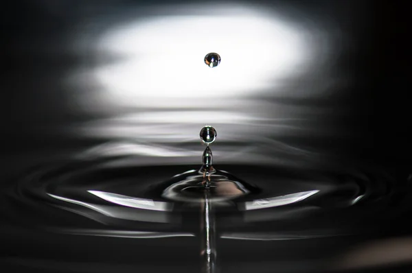 Water drop and waves — Stock Photo, Image