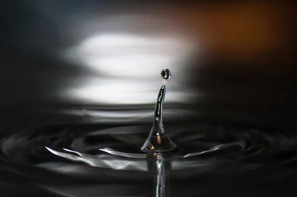 Gota de agua y olas —  Fotos de Stock