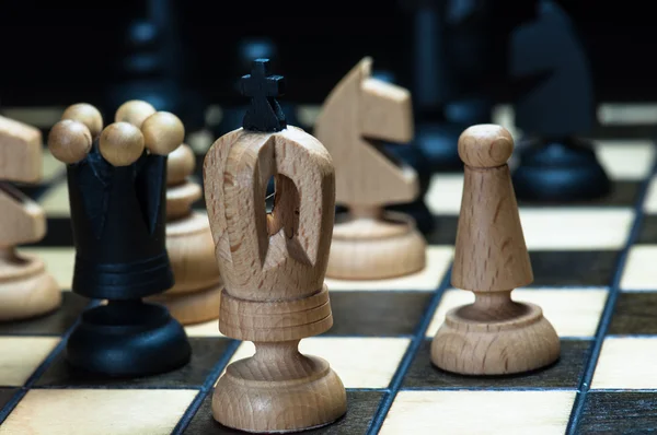 Шахматная доска с шахматами — стоковое фото