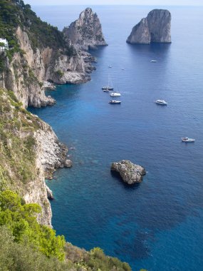 Faraglioni Adası ve kayalıklarla, Capri, İtalya 
