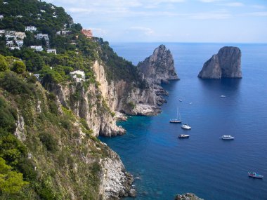 Faraglioni Adası ve kayalıklarla, Capri, İtalya 