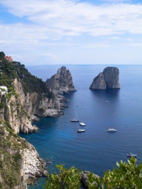 Faraglioni Adası ve kayalıklarla, Capri, İtalya 