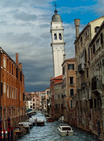 San Giorgio dei Greci su kanalı ve kilise campanile.