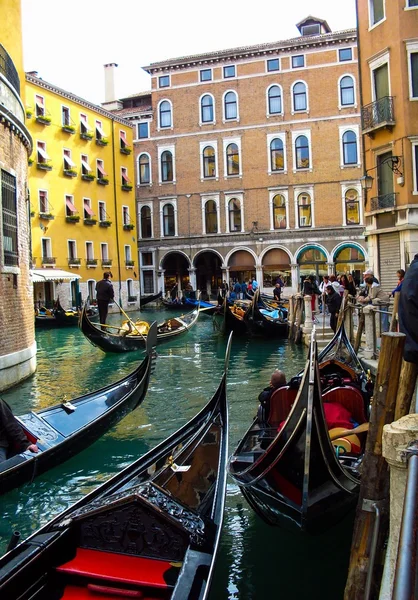 Viaje en góndola Venecia, Italia — Foto de Stock
