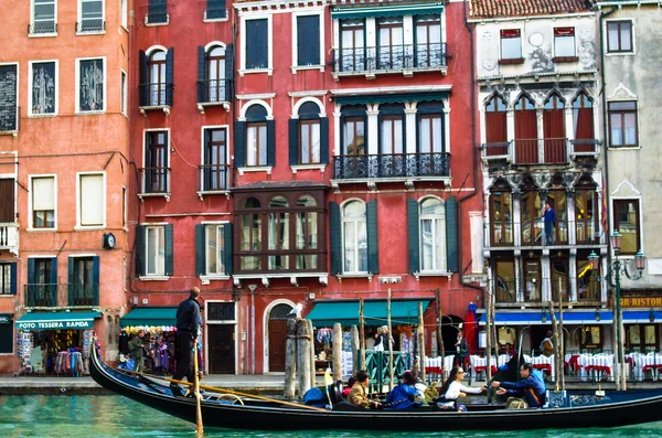 Viaje en góndola Venecia, Italia — Foto de Stock