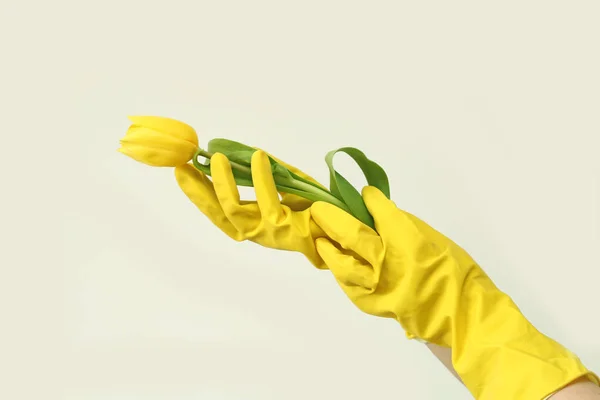Las Manos Mujer Con Guantes Goma Amarillos Verdes Sostienen Tulipán — Foto de Stock