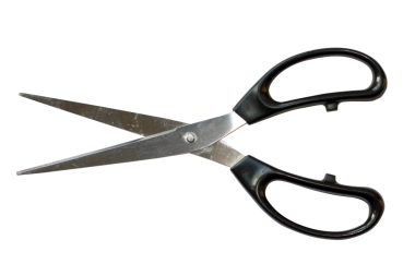 Şeffaf arkaplanda siyah plastik saplı bir makas.