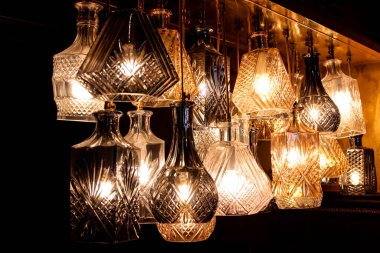 Kristal vazolardan bir avize