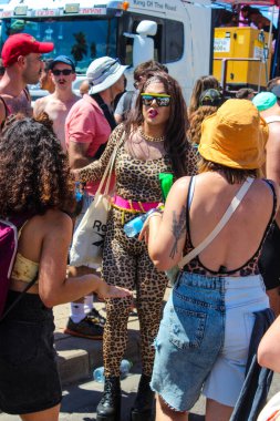 TEL AVIV ISRAEL - 06.25.2019: Tel Aviv 'deki Onur Yürüyüşü 2021' de insanlar dans ediyor