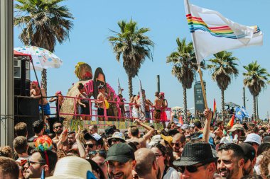 TEL AVIV ISRAEL - 06.25.2019: İsrail 'in Tel Aviv kentindeki Onur Yürüyüşünün ana caddesi