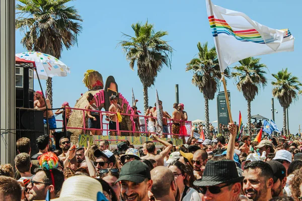 TEL AVIV ISRAEL - 06.25.2019: İsrail 'in Tel Aviv kentindeki Onur Yürüyüşünün ana caddesi