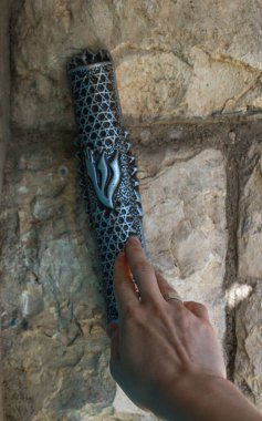 El Mezuzah 'ta, Yahudi sembolü.
