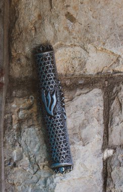 Mezuzah - Evin girişindeki ya da dairesindeki Yahudi niteliği