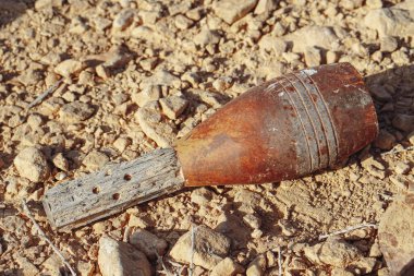 Çölde el yapımı bir ordu bombası.