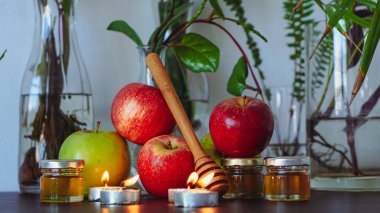 Rosh Hashanah Yahudi Yeni Yıl Öznitelikleri - bal, elma, nar, mum