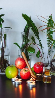 Rosh Hashanah için masayı elma ve balla süslemek - Yahudi Yeni Yılı