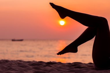 Kadın bacakları siluet deniz arka plan arka yaktı