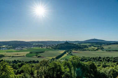 Ortaçağ şatosundan Vetzberg Kalesi 'nin yaz aylarındaki harabe manzarası