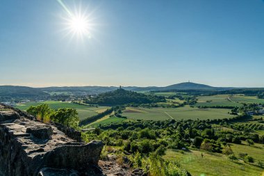 Ortaçağ şatosundan Vetzberg Kalesi 'nin yaz aylarındaki harabe manzarası