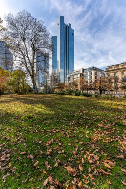 Frankfurt, Almanya, Kasım 2020: Frankfurt am Main 'deki Deutsche Bank kulelerinin güzel cepheleri, Hessen