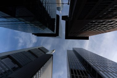 Mavi gökyüzü altında farklı cepheli dört gökdelenin alçak açılı görüntüsü, Frankfurt, Hessen