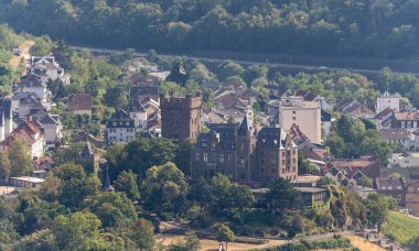 Ruedesheim, Ren Vadisi, Almanya yakınlarındaki Niederwald Anıtı 'ndan Bingen' deki Klopp Şatosu manzarası