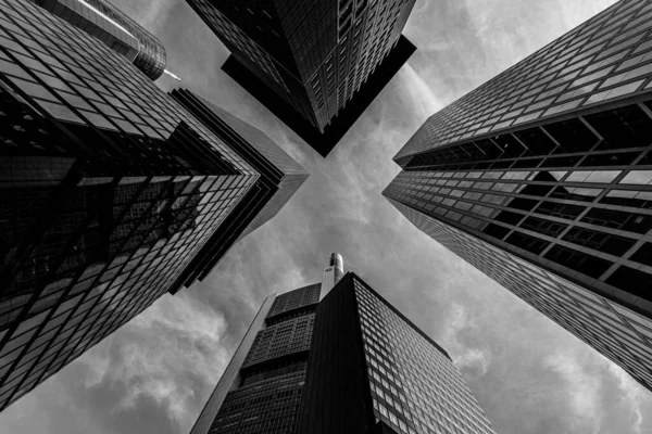 Låg Vinkel Fyra Skyskrapor Med Olika Fasaddesign Den Blå Himlen — Stockfoto