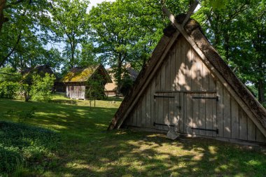 Alman bataklık koyunlarının doğal koruma alanındaki saman çatılı karakteristik ahırı Lueneburger Heide, Almanya