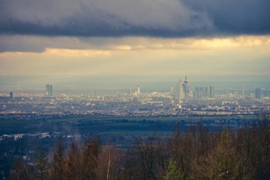 Frankfurt 'un finans bölgesinin ufuk çizgisi, gün batımında mavi saat, fantastik gökyüzü ve bulutlarla,