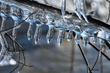 Kış zamanı buz saçaklarının arasından yansıyan ışık Frankfurt, hesse, Almanya